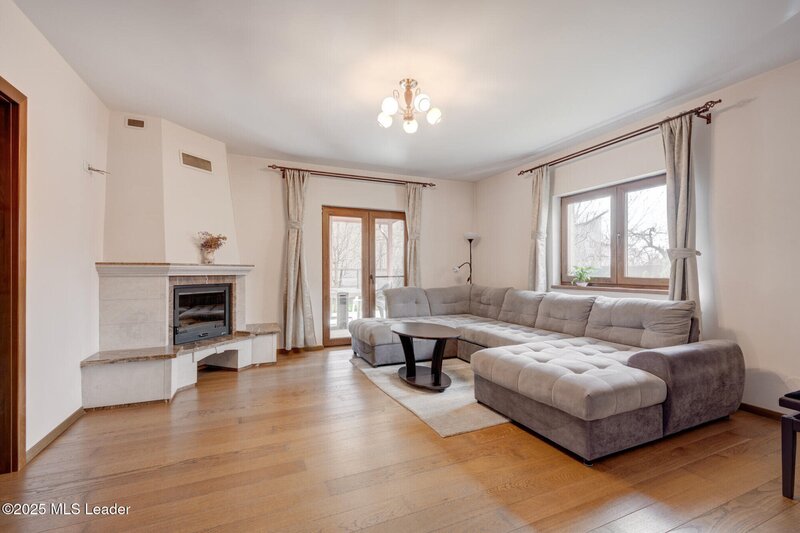 Tunari, vila impresionanta, spatiu, confort si eleganta,